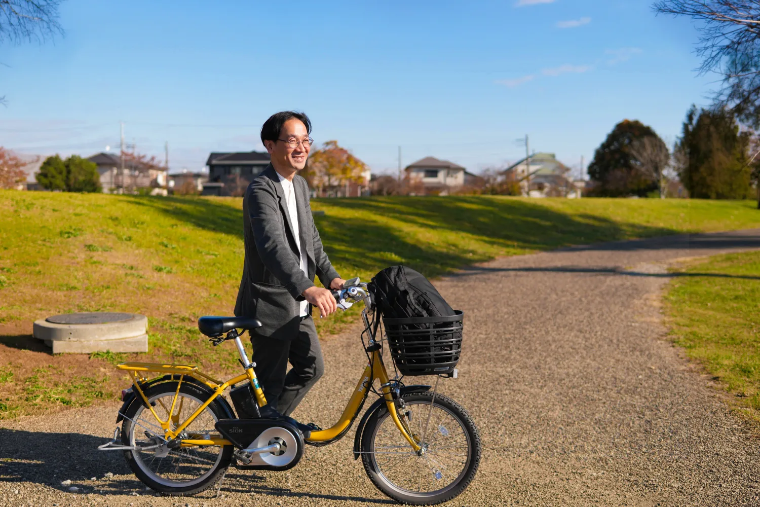 庭木に囲まれた木造住宅の外観。我孫子の空き家・古民家を思わせる穏やかな住宅街の風景