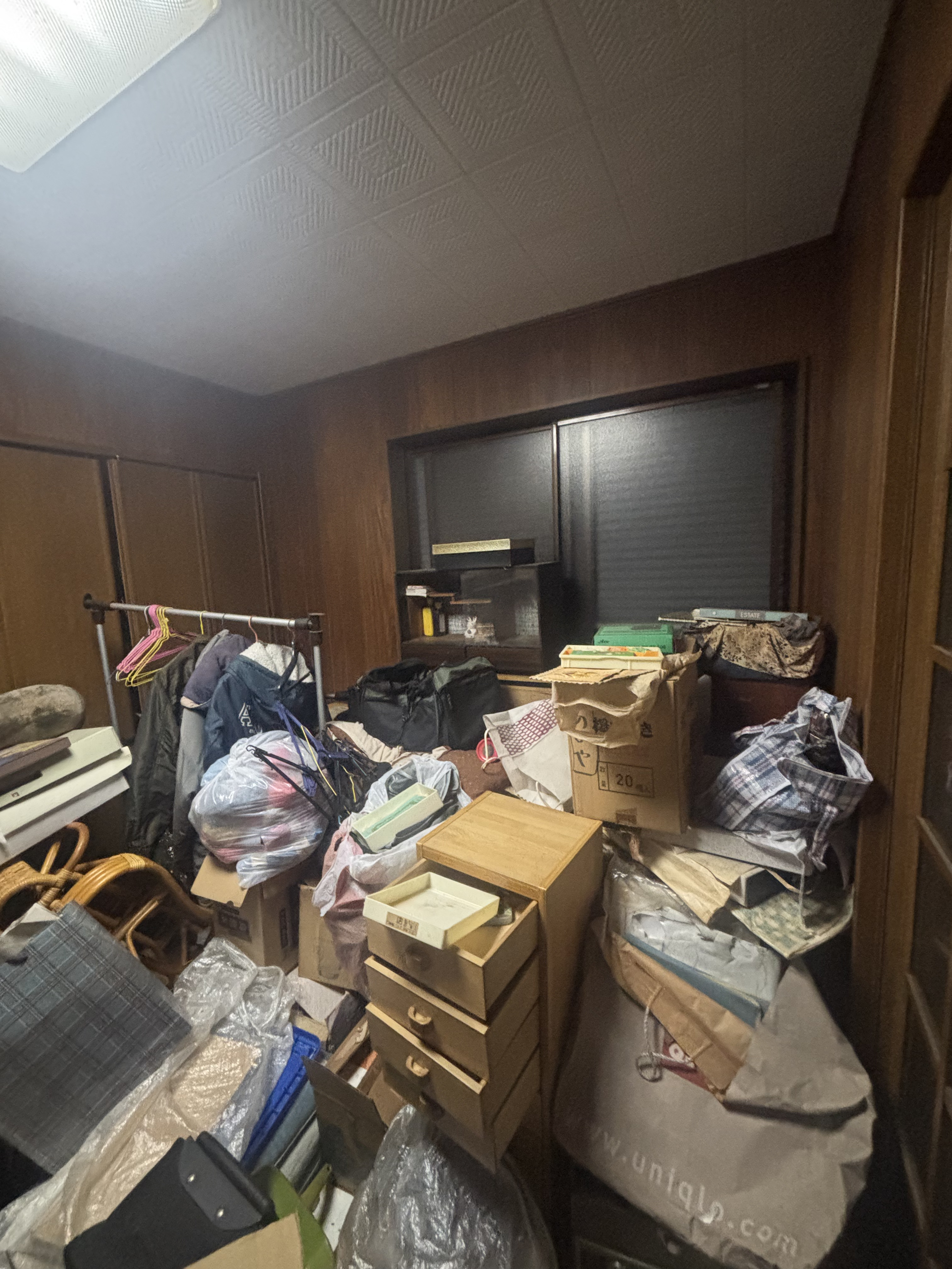 荷物が溢れる空き家の様子